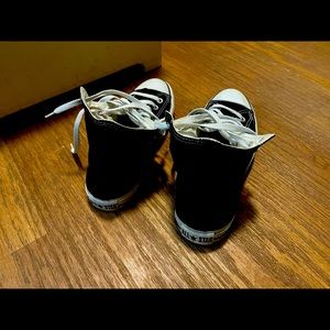 Converses black women’s size 9 mens size 7